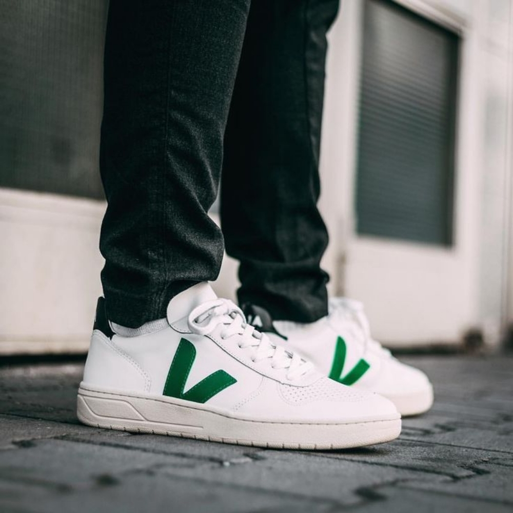 Veja V-10 Emeraude and Black